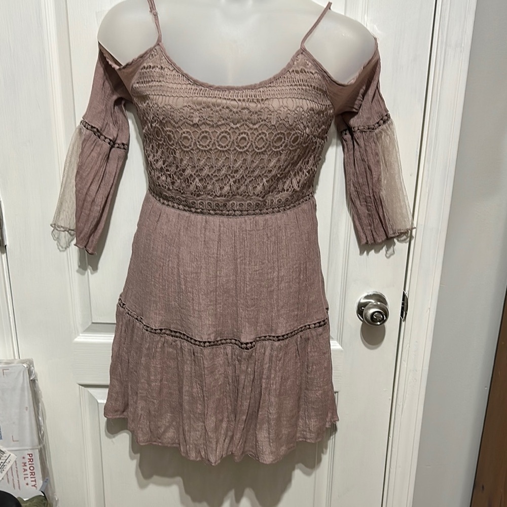 Elegant Lace Cold Shoulder Dress in Mauve